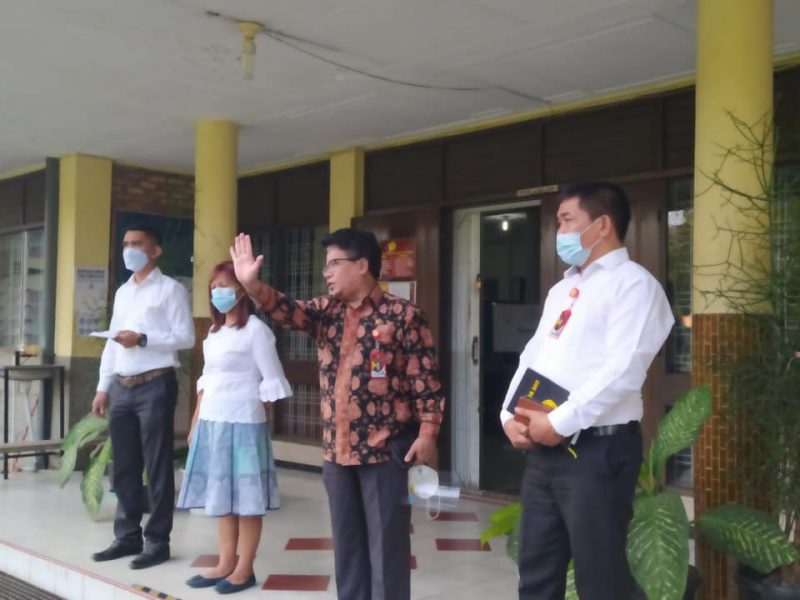 MENINGKATKAN DISIPLIN, REKTOR ADAKAN APEL PAGI DENGAN SATPAM UNIKA