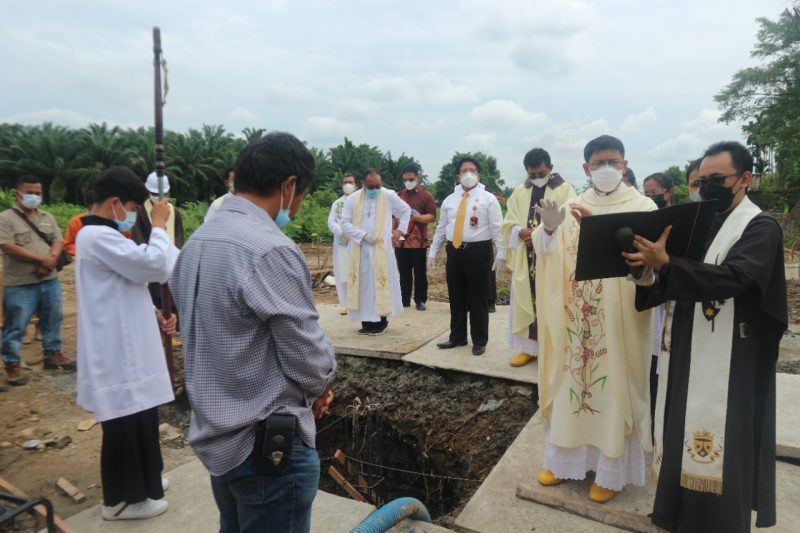 VIKJEND KAM PIMPIN EKARISTI PELETAKAN BATU PERTAMA ASRAMA PUTRA (MAHASISWA) DI KAMPUS UNIKA SANTO THOMAS MEDAN