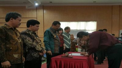 PENANDATANGANAN KERJASAMA UNIKA ST. THOMAS DALAM PENYELENGGARAAN UNBK BERSAMA GUBERNUR SUMUT TENGKU ERRY