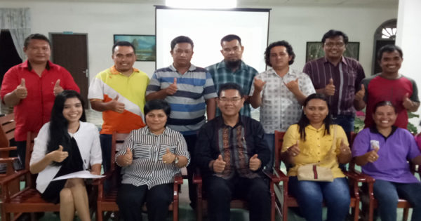 Sabtu, 15 April 2017, Rektor Unika mengundang para alumni yang berdomisili di daerah Sibolga untuk silahturahmi dan menjalin komunikasi dengan para alumni. Temu ramah ini dihadiri puluhan para alumni yang berasal dari berbagai Fakultas yang siap mendukung program perkembangan kampus. Antusiasme para alumni untuk pertemuan ini cukup tinggi. Pada kesempatan ini, Rektor memaparkan sekilas tentang Unika. Mulai dari capaian-capain universitas hingga situasi keuangan yang dipengaruhi oleh capaian mulai dari tahun 1998 s.d 2017. Setelah paparan Rektor, para alumni memberikan tanggapan. “Saya cukup tertantang dengan kunjungan Rektor pada hari ini. Kira-kira apa yang perlu kami lakukan untuk mensupport Unika agar kejayaan Unika kembali” ungkap Asido Gabe Paruntungan Pasaribu selaku alumni Fakultas Hukum. “Jangan menjadi alumni yang lupa kacang pada kulitnya” tambahnya yang sekaligus menjadi ajakan alumnus tahun 2000-an ini kepada para alumni lainnya. “Salah satu kebanggaan saya dengan kampus saya ini adalah prinsip NO PUNGLI (Tiada Pungutan Liar)” kata Ida Royani Gultom selaku alumni Fakultas Ekonomi. Rektor memberikan tanggapan yang sekaligus ajakan dan harapan untuk para alumni. “Talk About Unika” kata Rektor, karena para alumni merupakan promotor sejati bagi universitas. Prestasi universitas merupakan bagian dari prestasi alumni. Bertempat di Aula St. Kristoporus, acara dipandu oleh Helena Sihotang selaku Sek. Rektor Unika dan diskusi di moderatori oleh Ida Royani Gultom. Selain diskusi, pengumpulan data base alumni juga terlaksana dengan pengisian Form yang disediakan oleh pihak universitas. Rencananya data base alumni akan disatukan ke aplikasi Treasur Study yaitu aplikasi perbendaharaan data base alumni Unika St. Thomas SU. Dari data yang diperolah, ratusan orang alumni Unika yang berdomisili di Sibolga yang telah bekerja diberbagi instansi. Hal ini menunjukkan bahwa kota Sibolga telah memberikan kepercayaan ke Unika st. Thomas SU untuk berkarya. (PR)