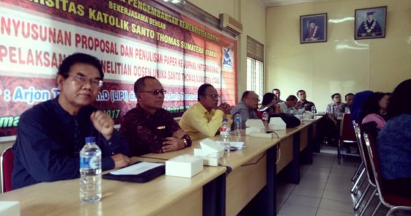 Rektor yang didampingi Wakil Rektor III sedang mendengarkan pemaparan fasilitator dalam pelatihan yang diselenggarakan oleh LPPM Unika Santo Thomas SU